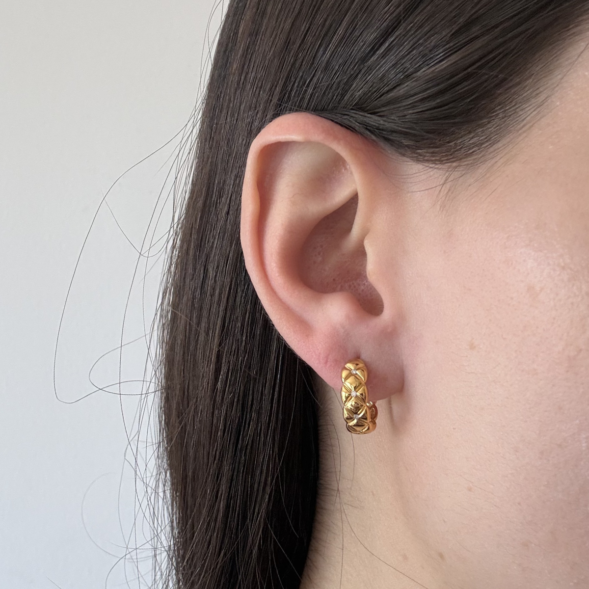 Argollas de plata con baño de oro amarillo con diseño de X y diamantes 0.05ctw