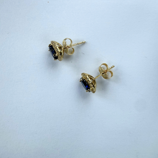 Aretes ovalados en oro amarillo 10K con zafiros azules y blancos de laboratorio