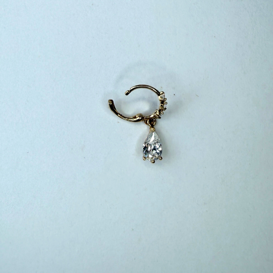 Mini argolla en oro amarillo 14k con gota colgante de circonita