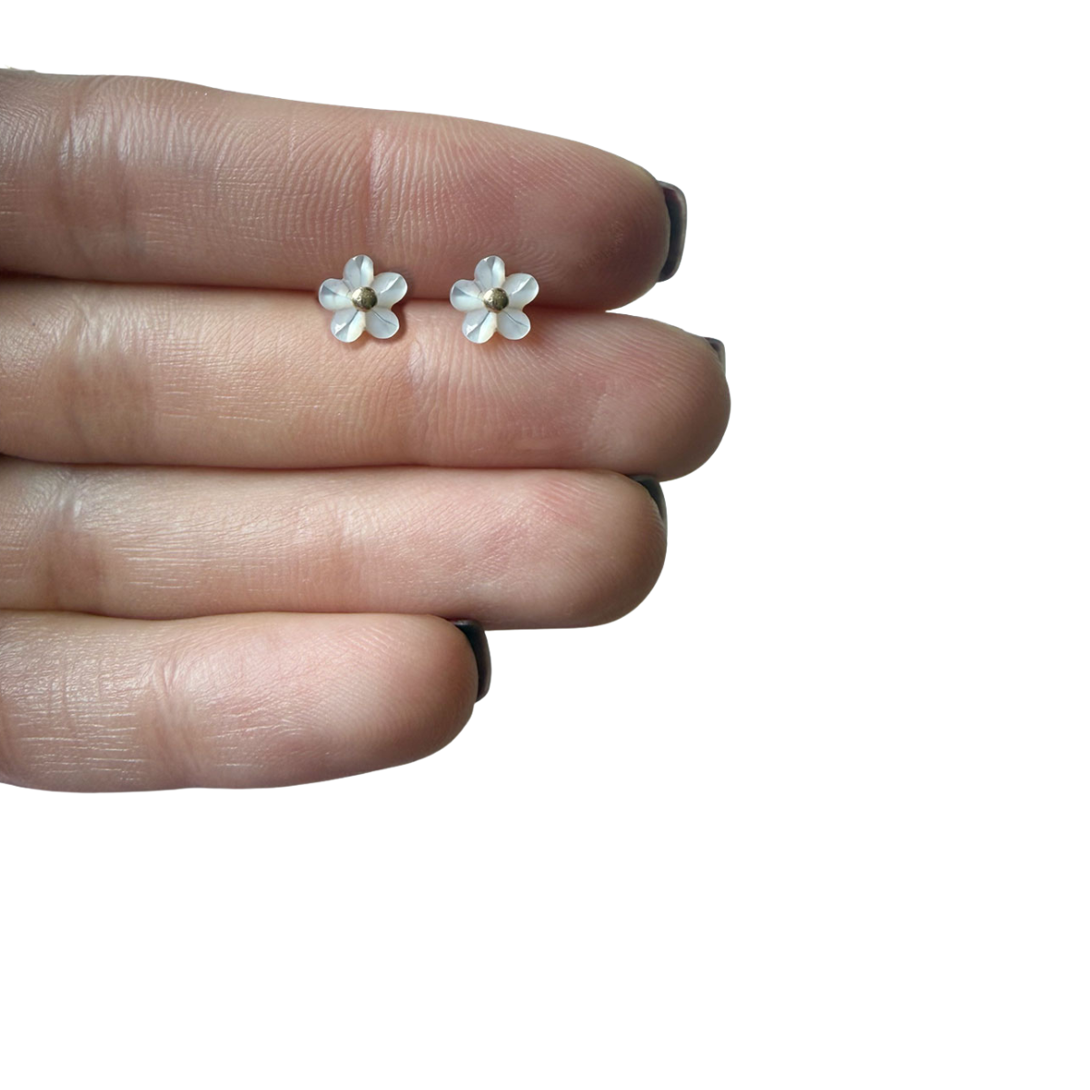 Aretes flor de madre perla con bolita de oro en el centro en oro amarillo 14k con tope rosca