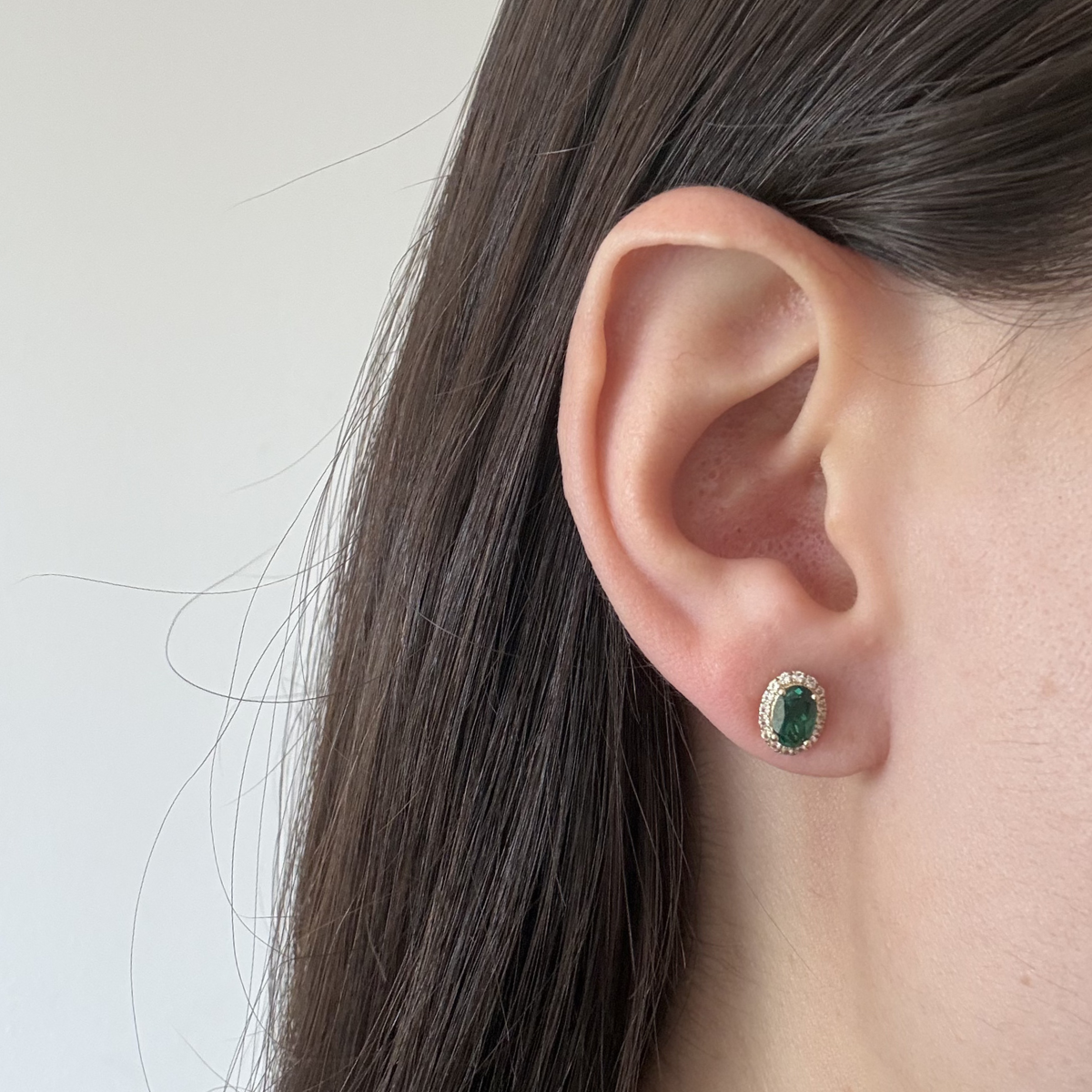 Aretes ovalados en oro amarillo 10K con esmeraldas y zafiros blancos de laboratorio
