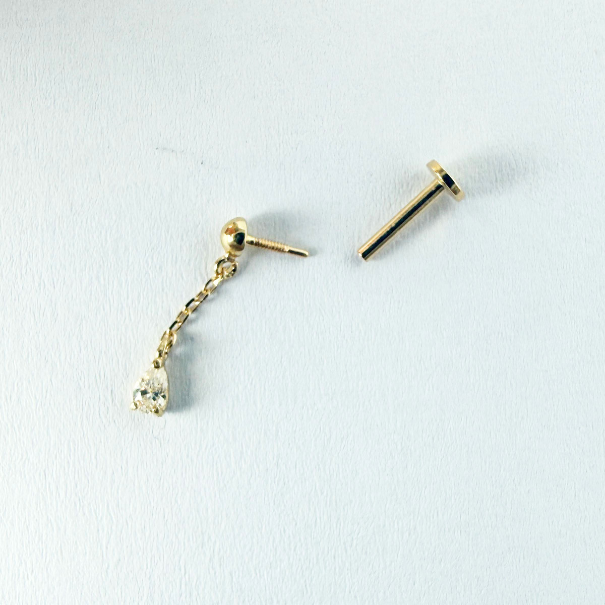 Arete piercing bolita de oro amarillo 14k con cadena y gota de circón colgando