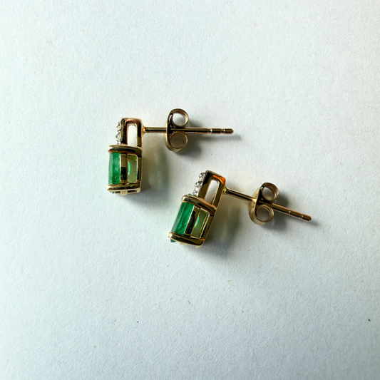Aretes en oro amarillo 10k con esmeralda ovalada y 3 diamantes 0.03ctw