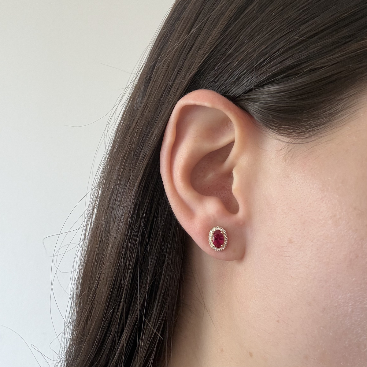 Aretes ovalados en oro amarillo 10K con rubíes y zafiros blancos de laboratorio