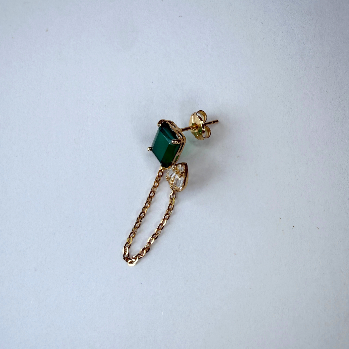 Arete con calcedonia rectangular y diamantes de laboratorio y cadena en oro amarillo 18k