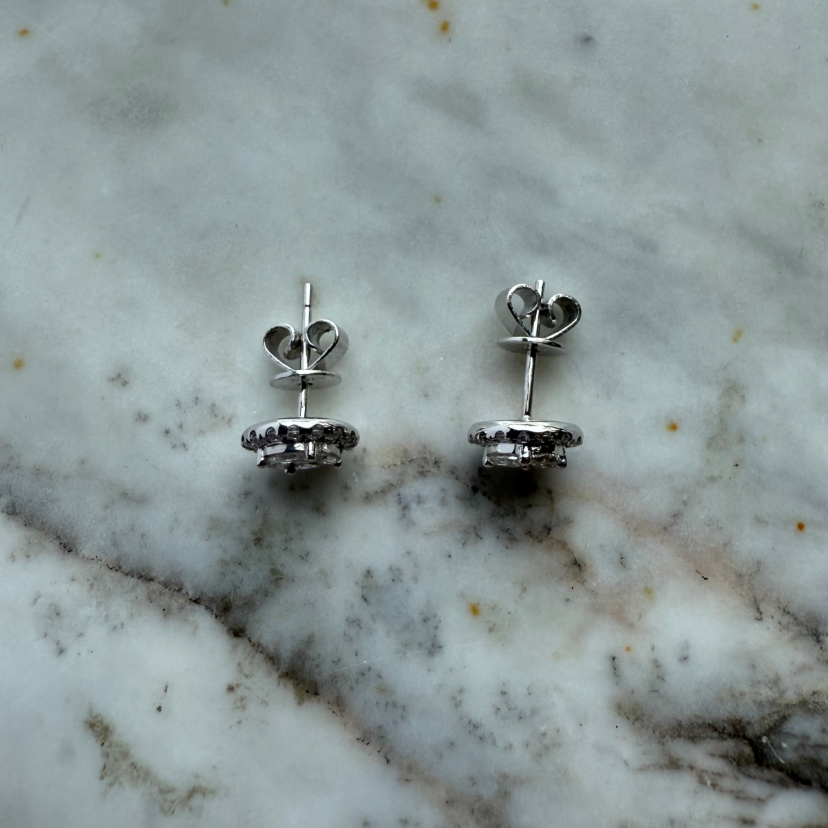 Aretes redondos en oro blanco 14K  de diamantes 0.82ctw