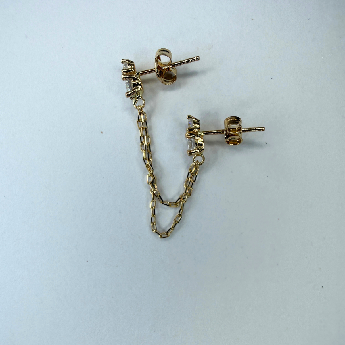 Arete en oro amarillo 14k con circones con doble cadena colgando