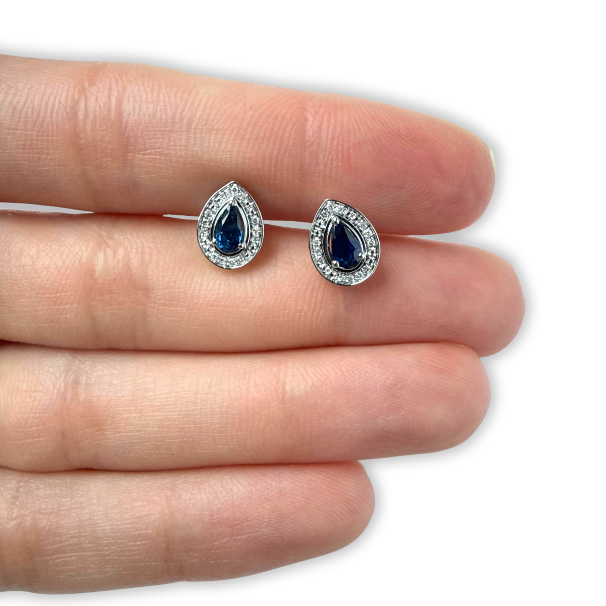 Aretes en oro blanco 10K con gota de zafiro y halo de diamantes 0.07ctw
