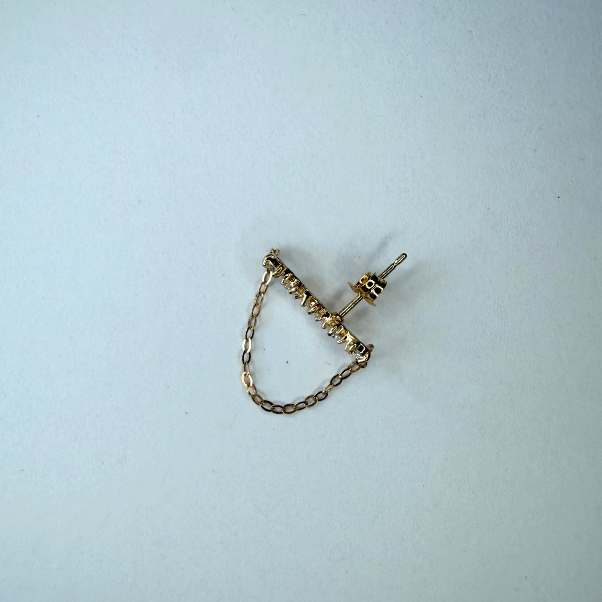 Arete curva de cinco diamantes de laboratorio con cadena en oro amarillo 18k