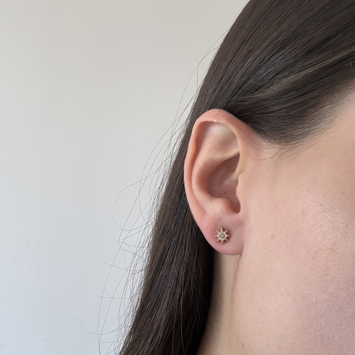 Aretes de estrella en oro amarillo 10K con diamantes 0.05ctw