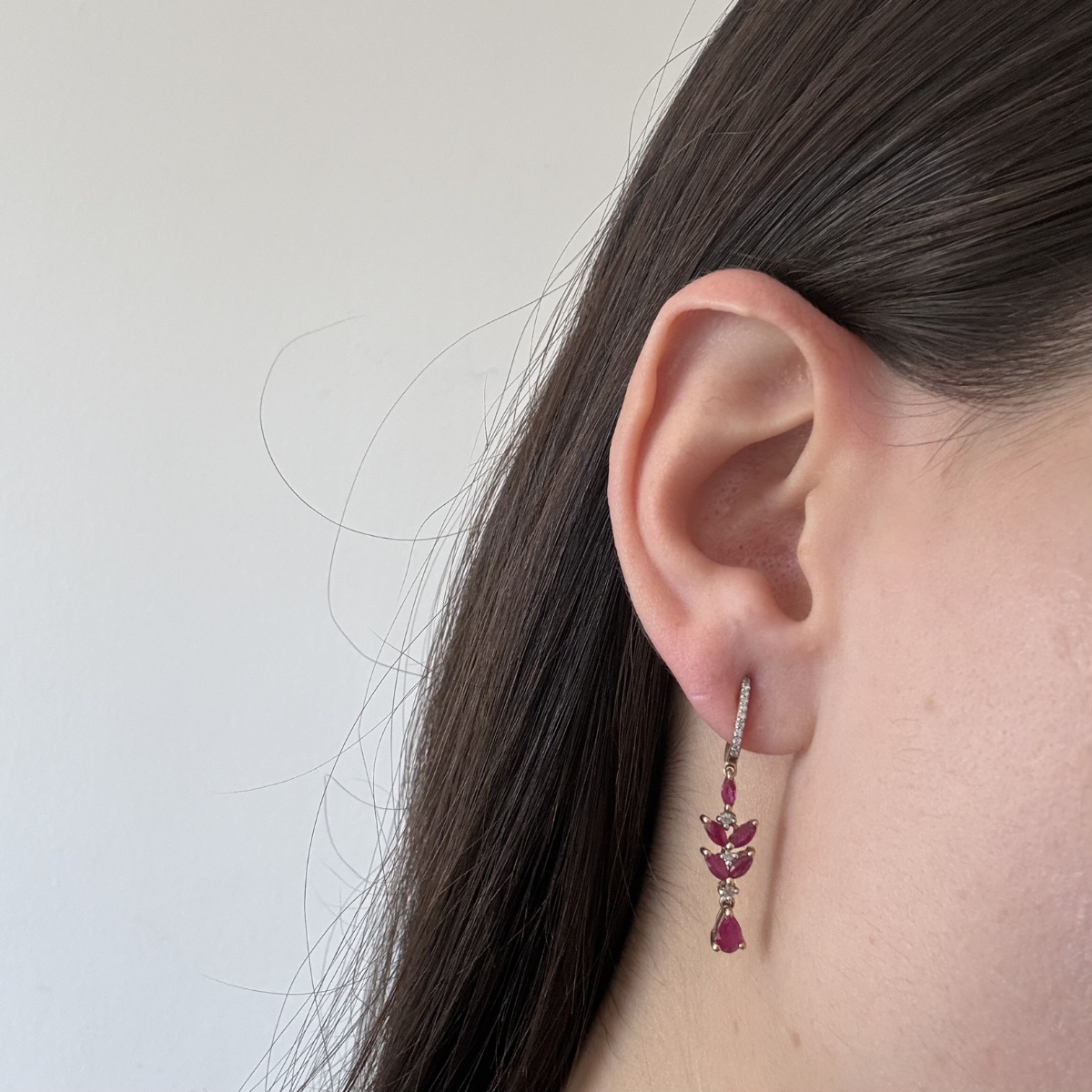 Argollas en oro amarillo 14K con rubíes y diamantes