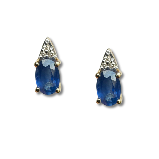 Aretes en oro amarillo 10k con zafiro ovalado y 3 diamantes 0.03ctw