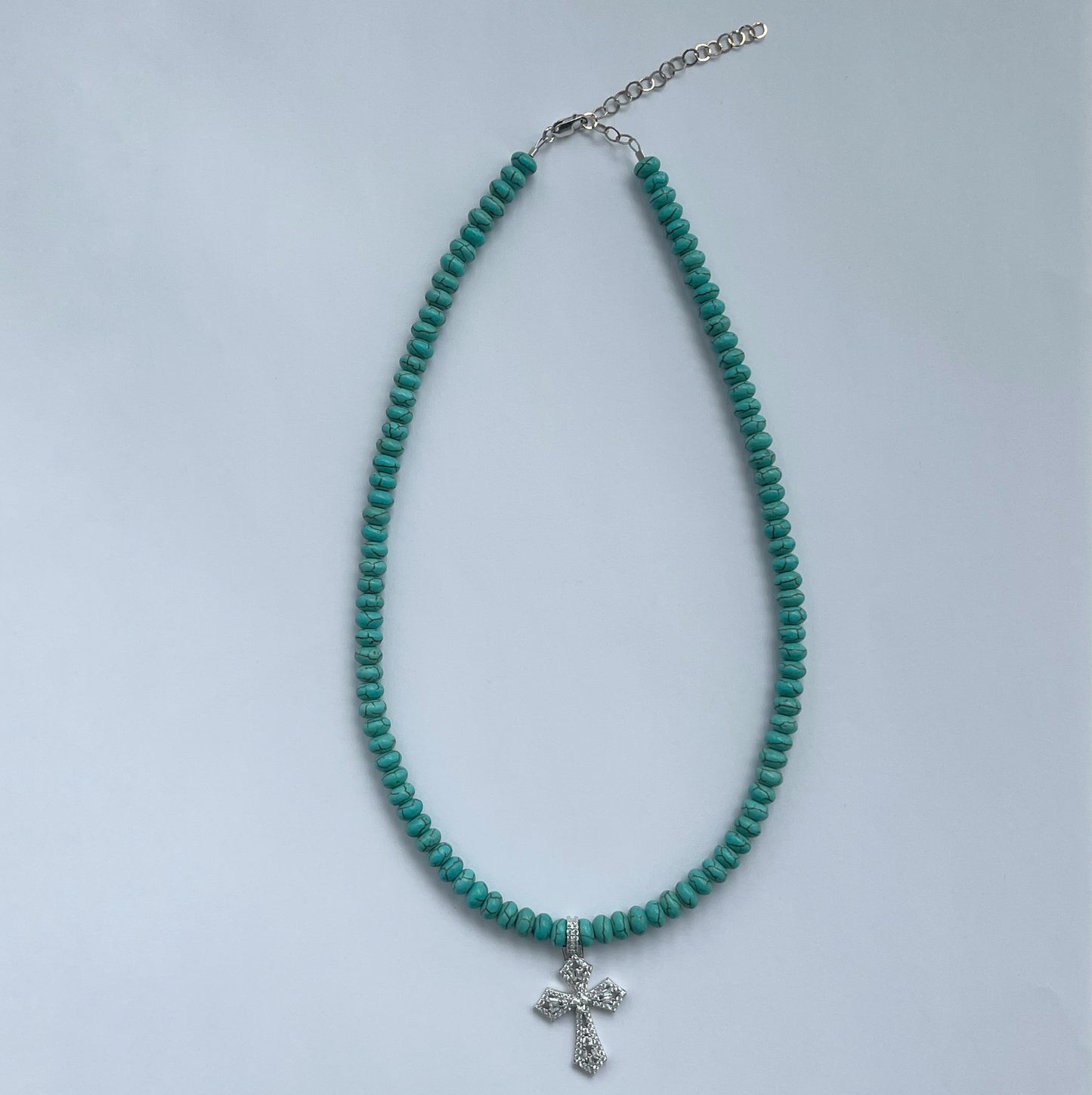 Collar de plata con magnesita turquesa con dije de cruz de plata con zafiros blancos de laboratorio