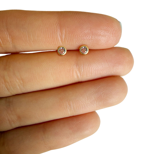 Aretes en oro amarillo 14k con circón lila biselado borde grueso con tope rosca