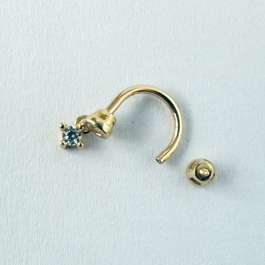 Arete piercing curva en oro amarillo 14k con tres circonitas