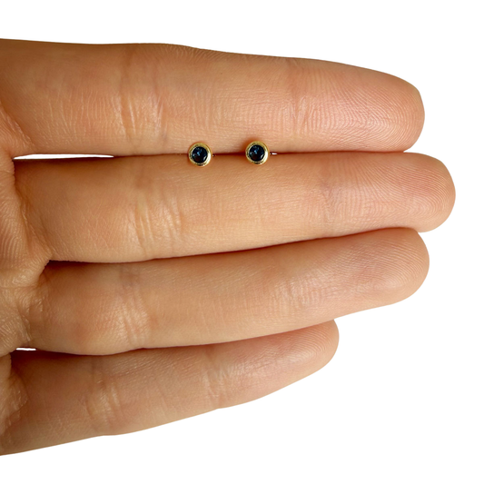 Aretes en oro amarillo 14k con circón azul biselado borde grueso con tope rosca