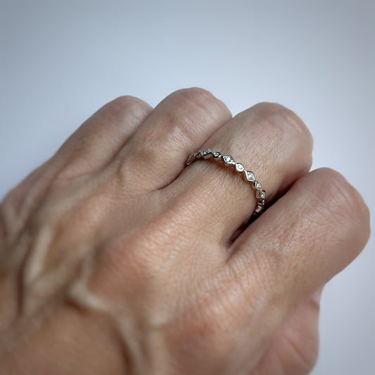 Anillo medio cintillo de rombo y círculo con diamantes 0.10ctw en oro blanco 10k
