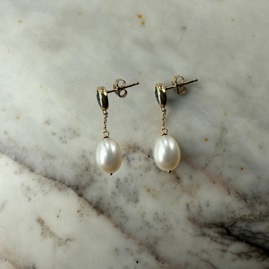 Aretes en oro amarillo 10k con topacio London Blue biselado y perla colgante