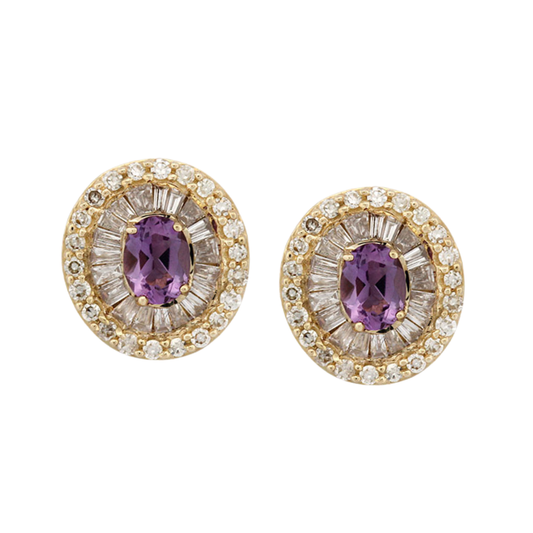 Aretes en oro amarillo 10K con amatista ovalada y halo de diamantes redondos y baguettes 0.40ctw