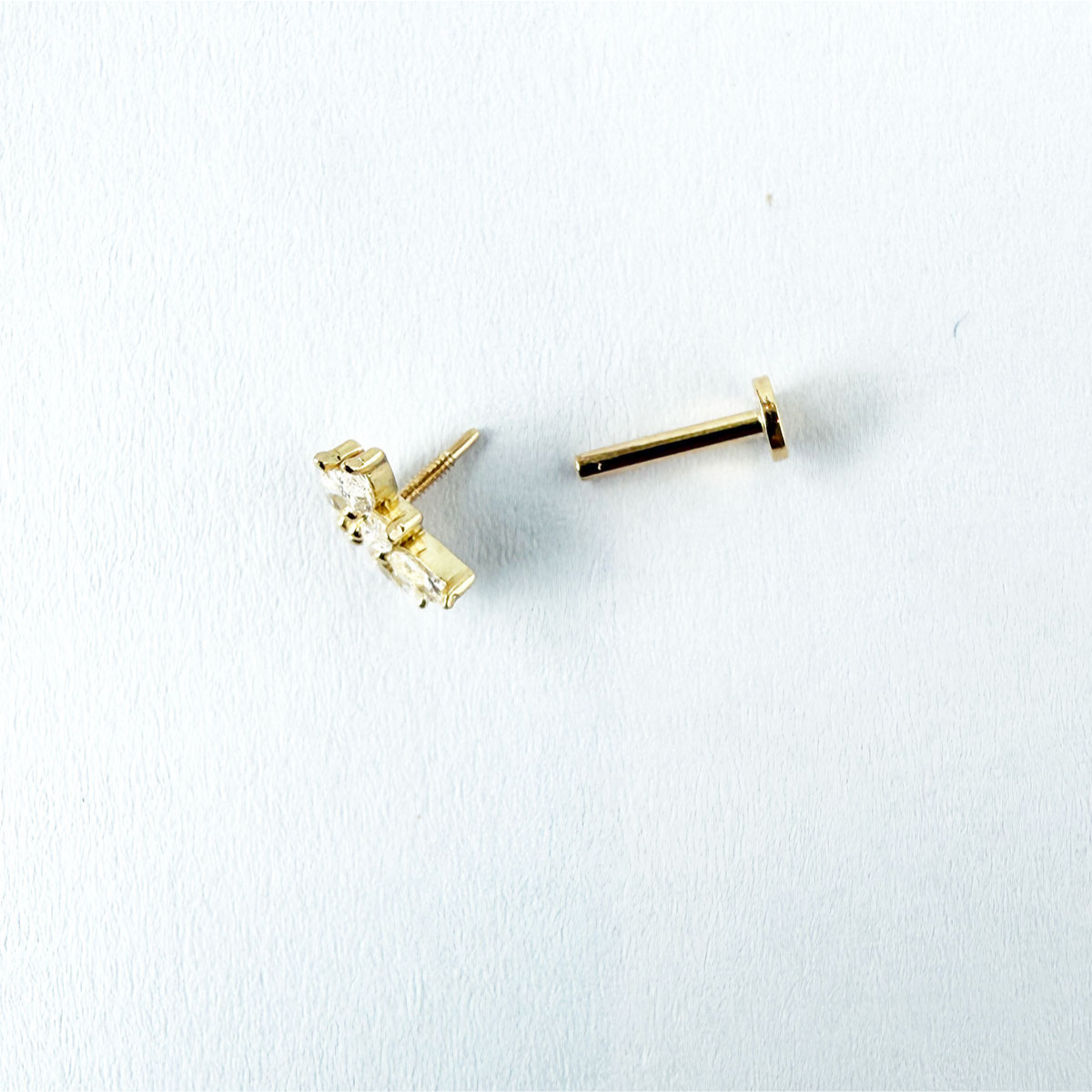 Arete piercing en oro amarillo 14k con marquesas de circonitas en forma de flor