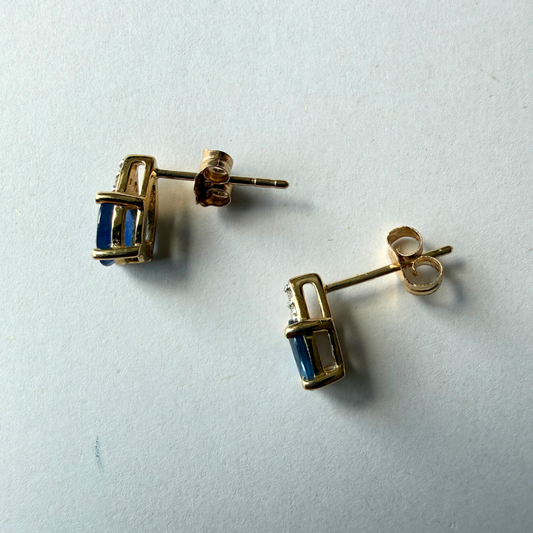 Aretes en oro amarillo 10k con zafiro ovalado y 3 diamantes 0.03ctw