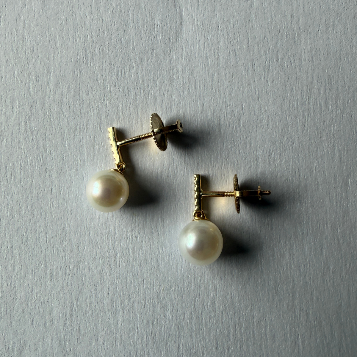 Aretes en oro amarillo 10k con barrita de diamantes 0.06ctw y perla colgante con broche a rosca