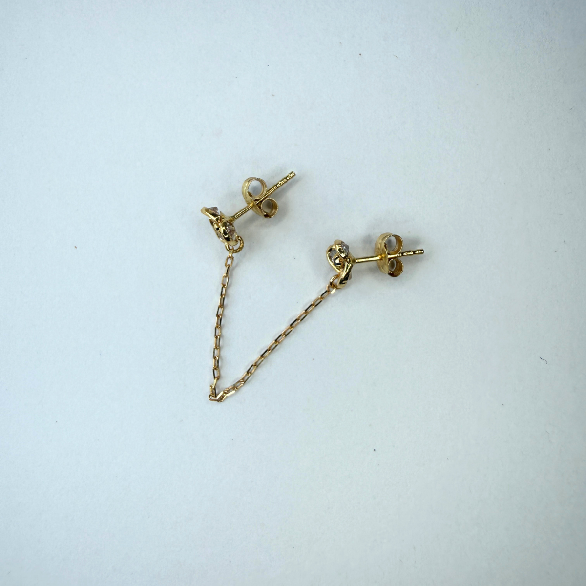 Arete doble flor de circonitas con cadena en oro amarillo 18k