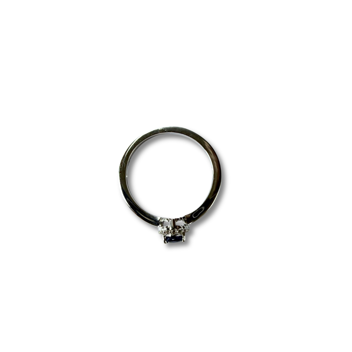 Anillo en oro blanco 10k con zafiro ovalado y halo de diamantes