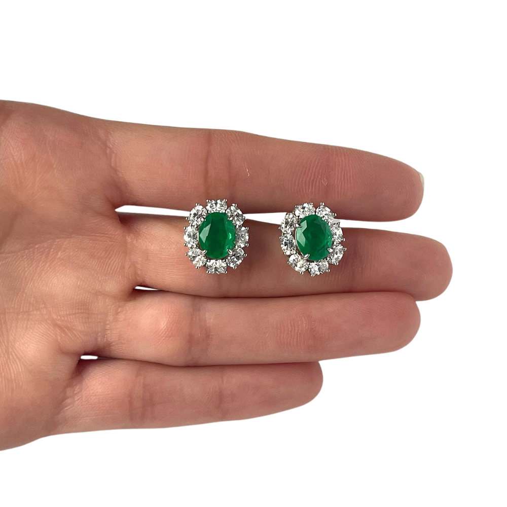 Aretes de plata con circonita verde ovalada y halo de circonitas blancas ovaladas