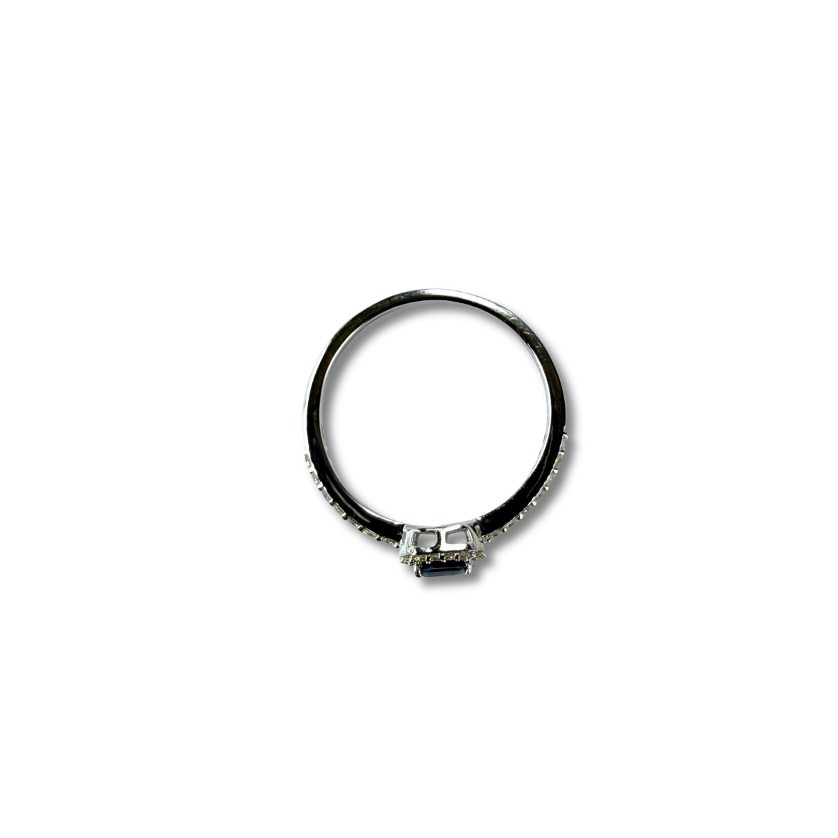 Anillo en oro blanco 10K con zafiro corte esmeralda y halo de diamantes 0.25ctw