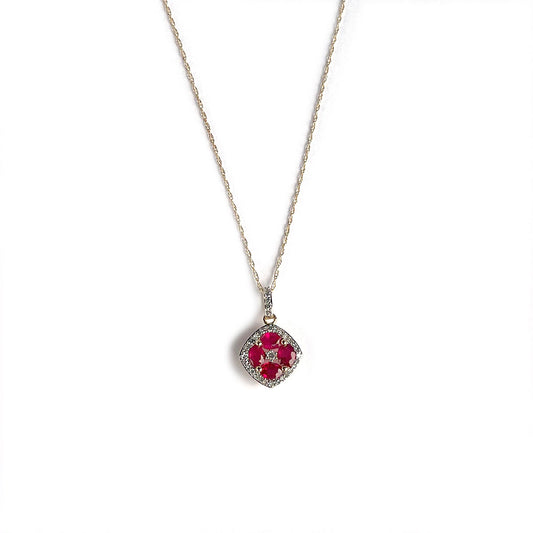 Collar en oro amarillo 14k con dije de rubíes en forma de flor y borde de diamantes 0.15ctw