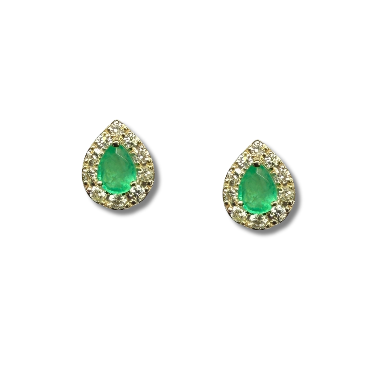 Aretes en oro amarillo 10k con esmeralda corte pera y halo de diamantes 0.18ctw