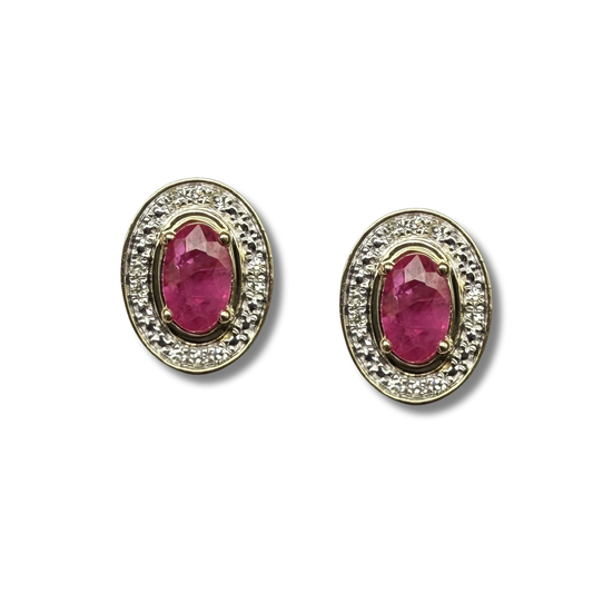 Aretes en oro amarillo 10K con rubí ovalado y halo de diamantes 0.05ctw
