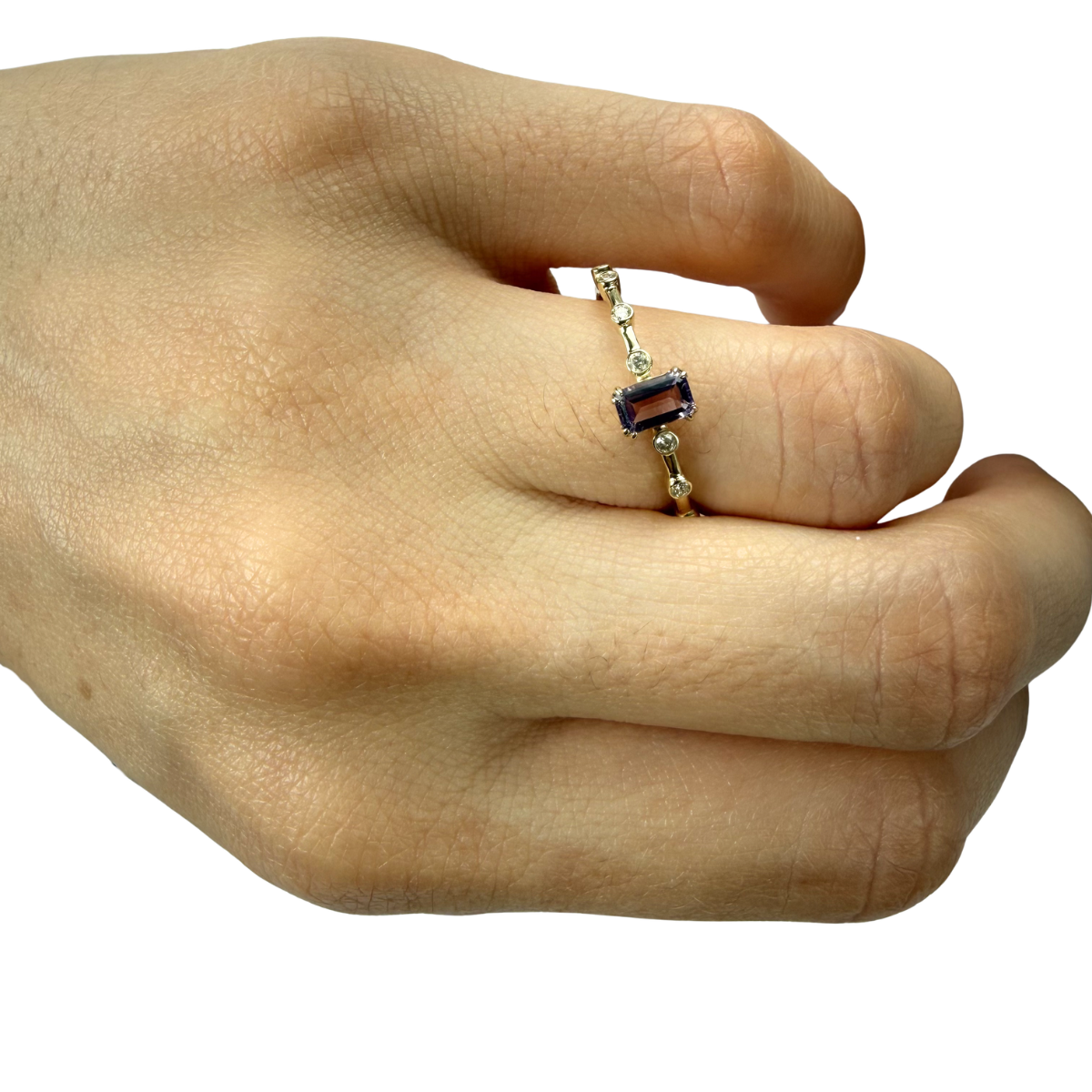 Anillo en oro amarillo 10K con amatista corte esmeralda y diamantes 0.10ctw