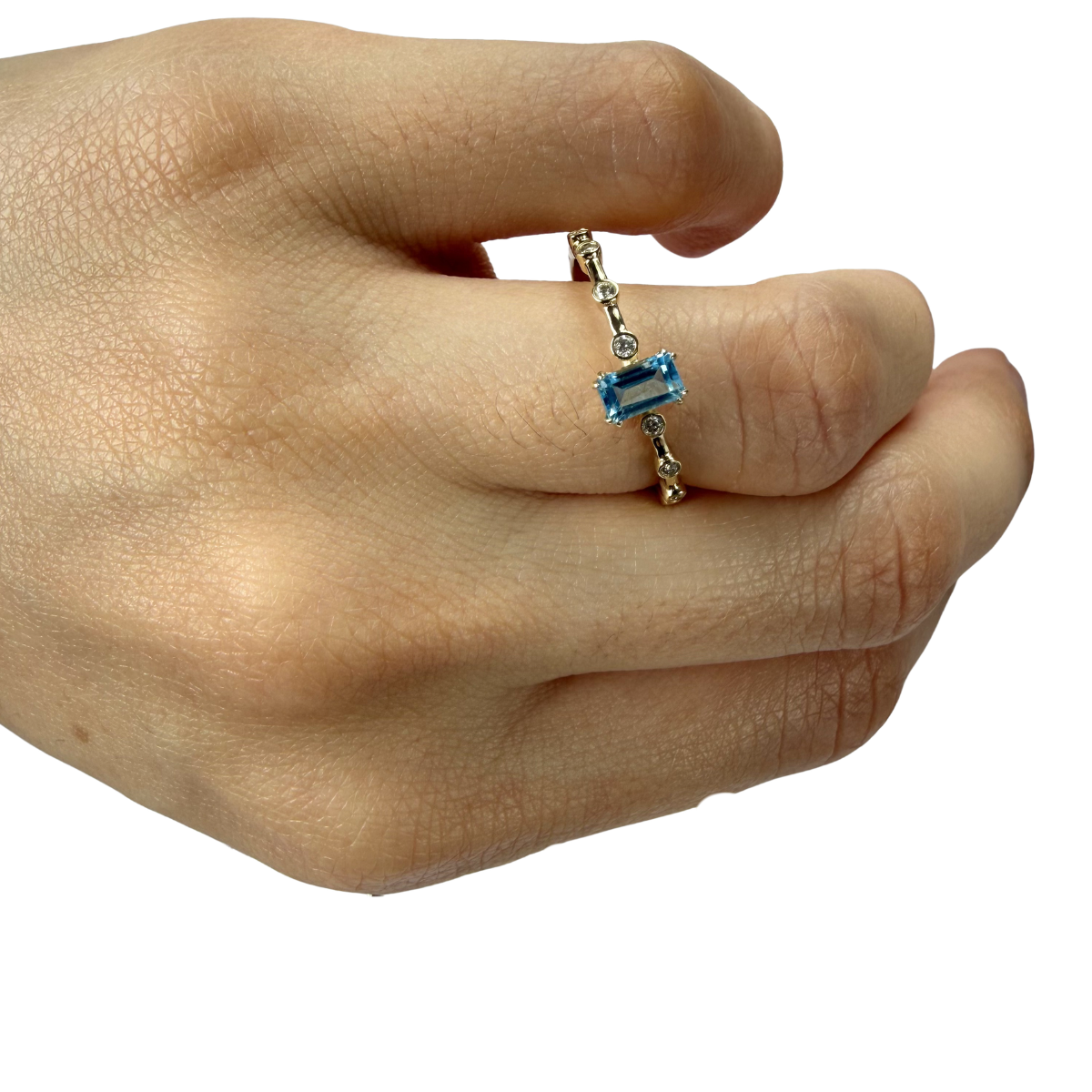 Anillo en oro amarillo 10K con topacio corte esmeralda y diamantes 0.10ctw