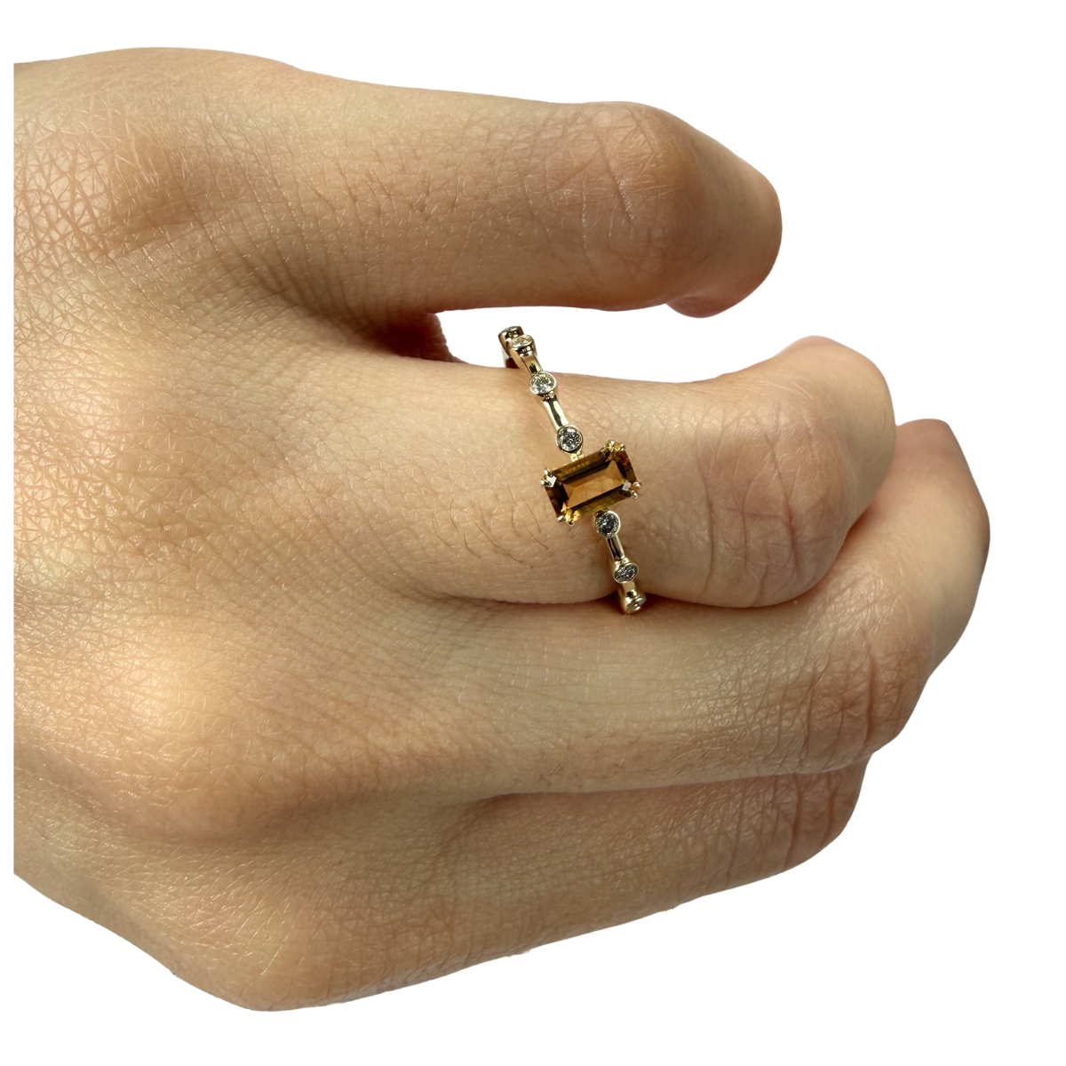 Anillo en oro amarillo 10K con citrino corte esmeralda y diamantes 0.10ctw