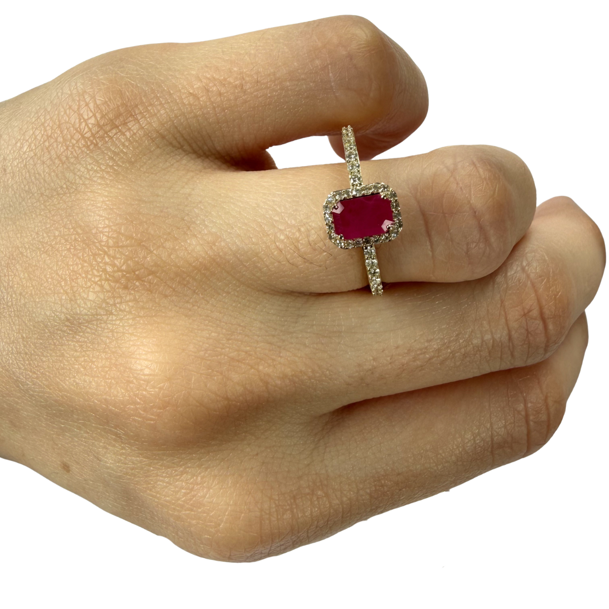 Anillo en oro amarillo 10K con rubí corte esmeralda y halo de diamantes 0.25ctw