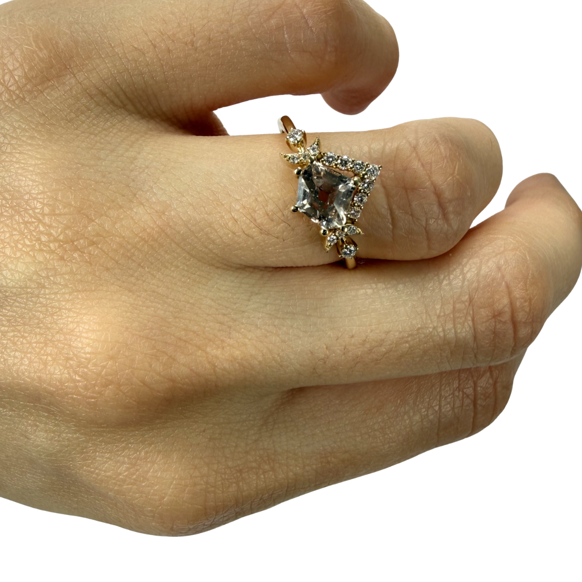 Anillo en oro amarillo 14K con zafiro natural rosa 0.99ct y diamantes de laboratorio 0.13ctw