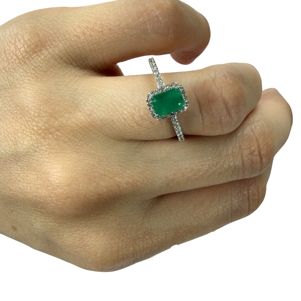 Anillo en oro blanco 10K con esmeralda corte esmeralda y halo de diamantes 0.25ctw