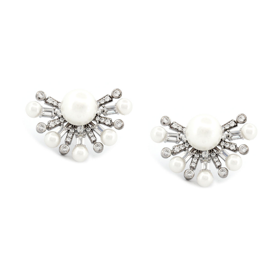 Aretes de plata con baño platino y media flor con perla en el centro y circonitas