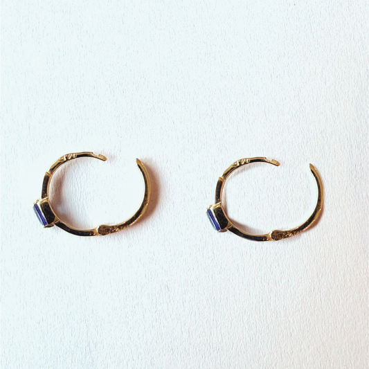 Argolla con circonita rectangular azul en oro amarillo 14k