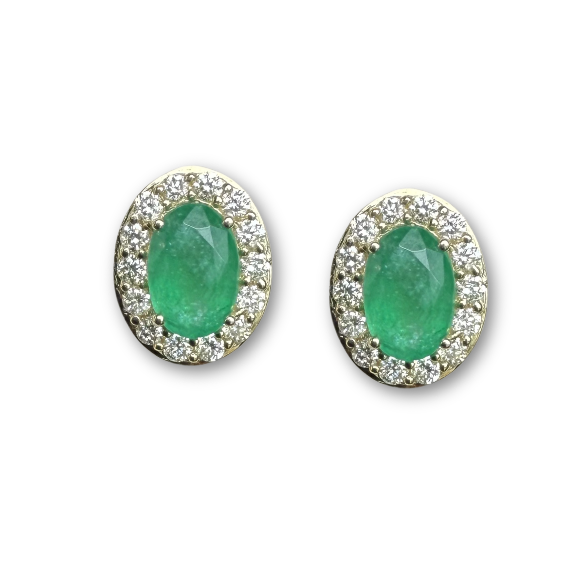 Arete en oro amarillo 10K con esmeraldas ovalados y halo de diamantes 0.35ctw con broche a rosca