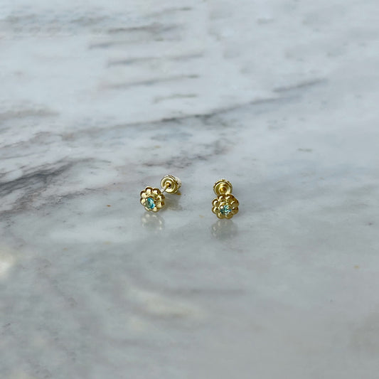 Aretes en oro amarillo 14K con flor de pétalos de oro y circonita celeste en el centro con tope a rosca