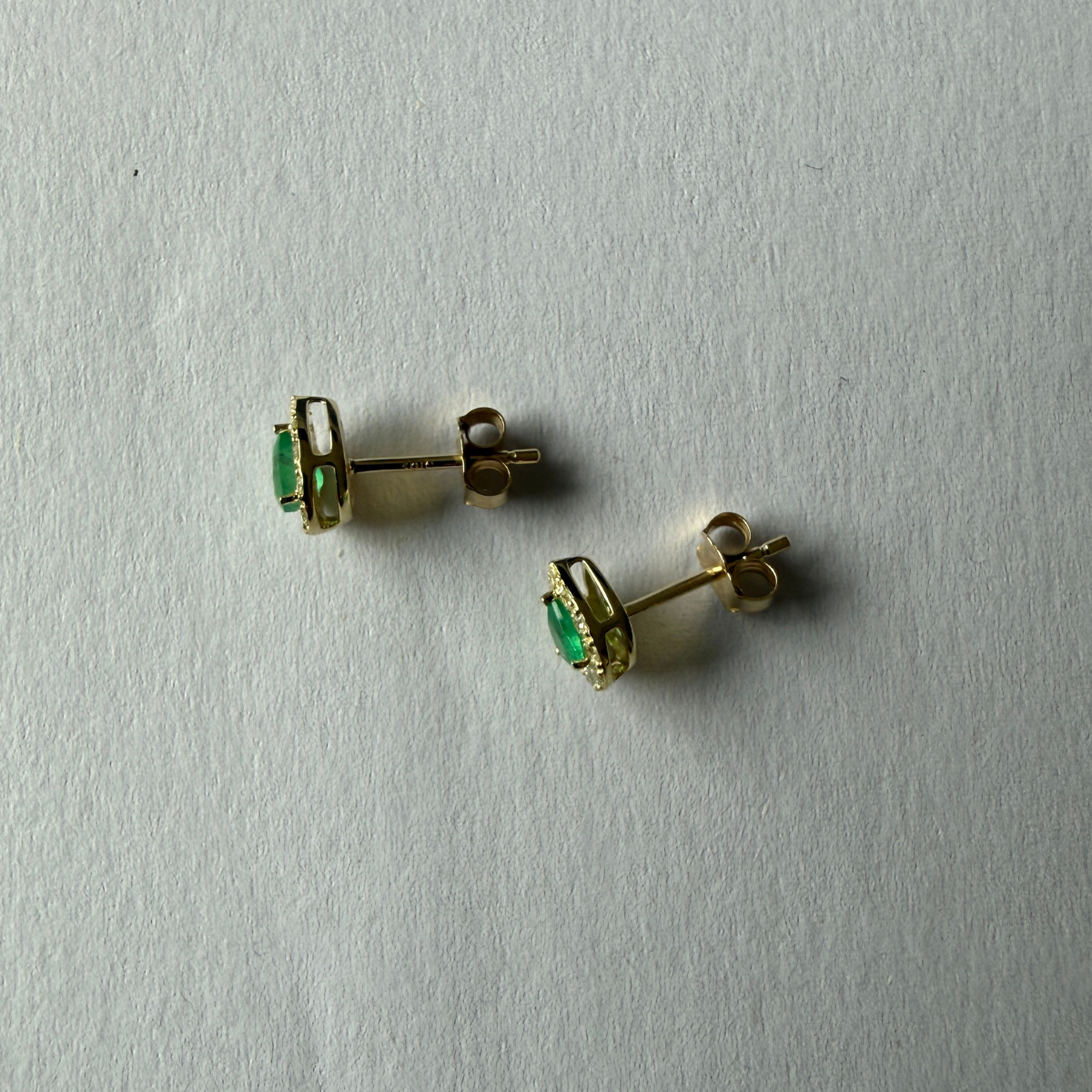 Aretes en oro amarillo 10k con esmeralda corte pera y halo de diamantes 0.18ctw
