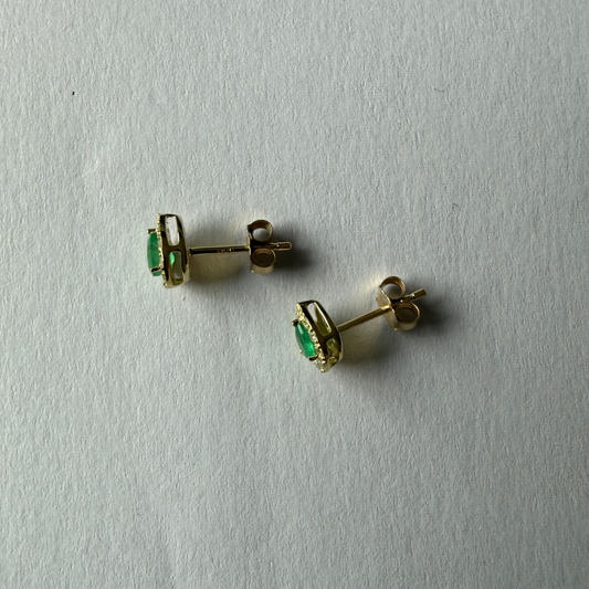 Aretes en oro amarillo 10k con esmeralda corte pera y halo de diamantes 0.18ctw