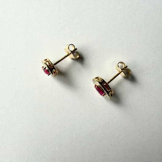 Aretes en oro amarillo 10K con rubí ovalado y halo de diamantes 0.05ctw