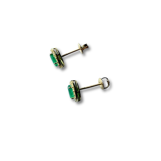 Arete en oro amarillo 10K con esmeraldas ovalados y halo de diamantes 0.35ctw con broche a rosca