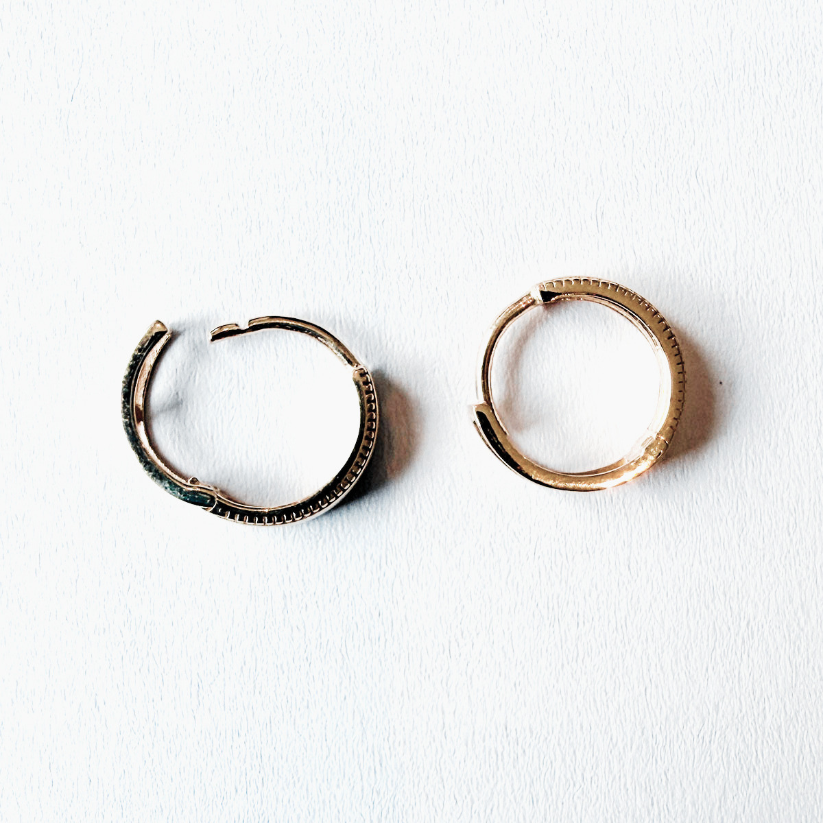 Argollas planas de oro amarillo 14K con borde de puntitos