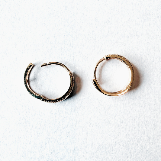 Argollas planas de oro amarillo 14K con borde de puntitos