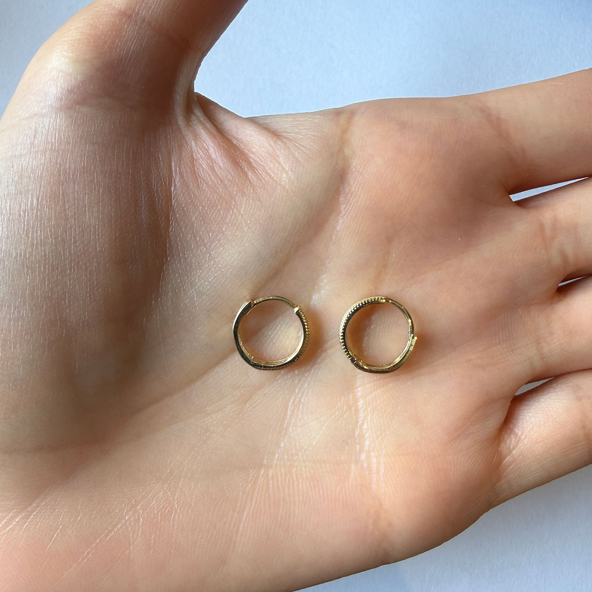 Argollas planas de oro amarillo 14K con borde de puntitos